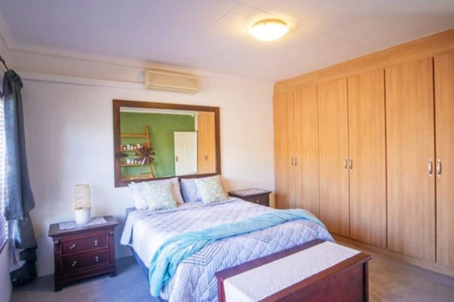 5 Bedroom Property for Sale in Safari Gardens North West